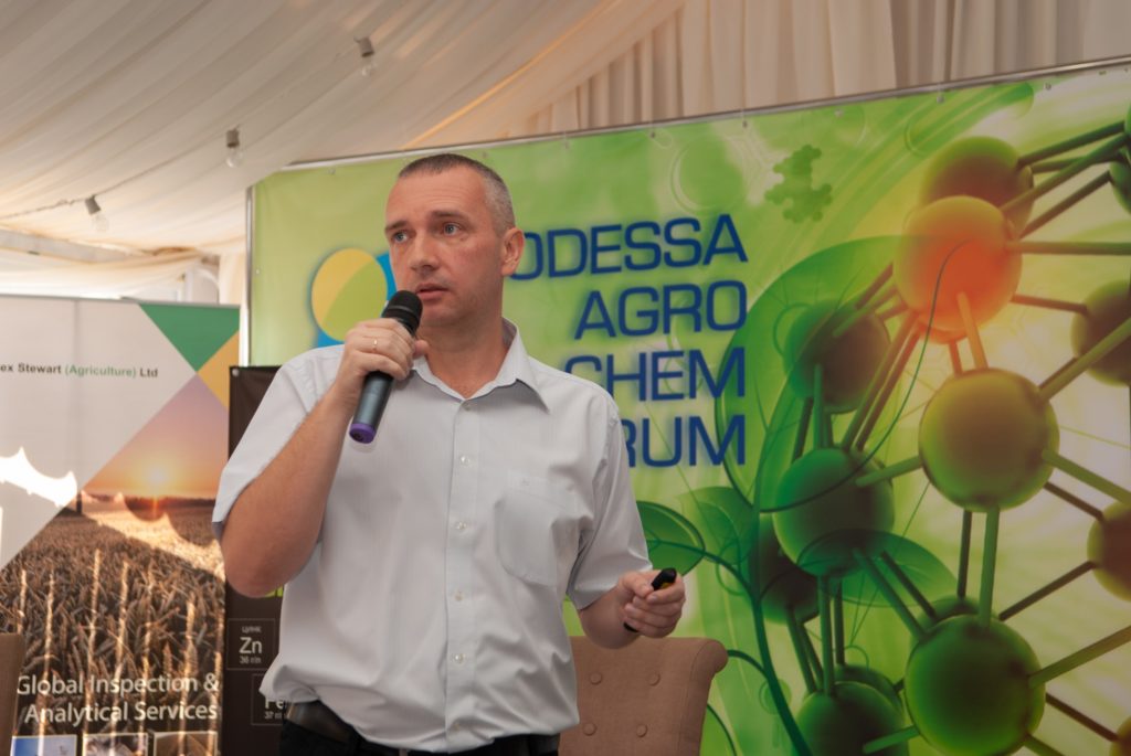 Константин Кинжалов читает доклад об источниках NP- и NPK-удобрений