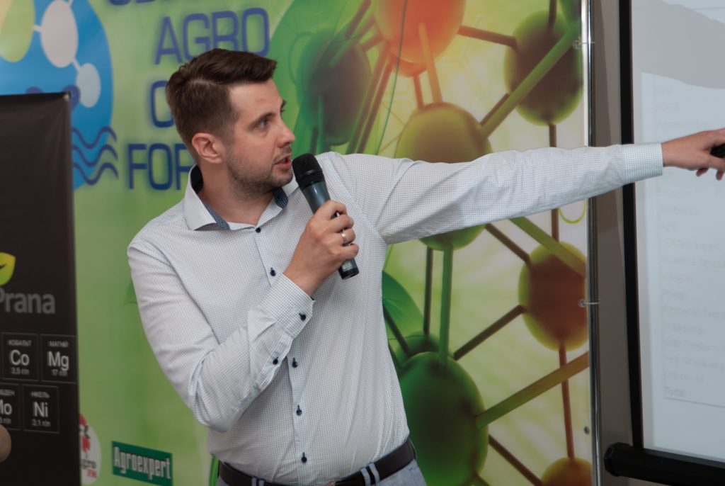 Михаил Саницкий выступает с докладом о рынке ЖКУ и КАС в Украине